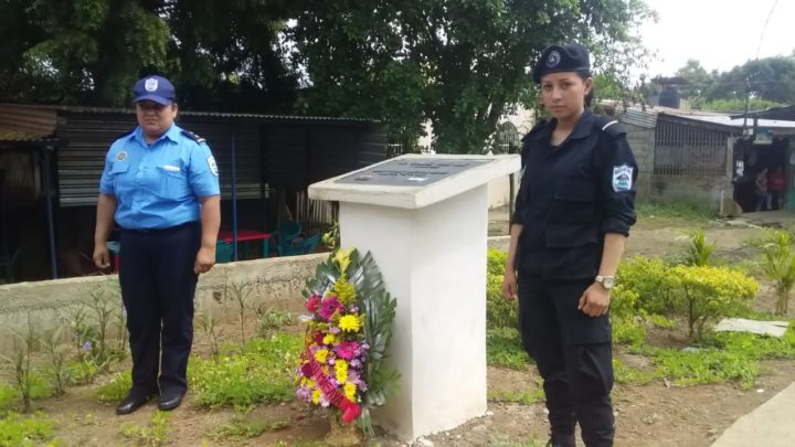 policía masaya ofrendas florales