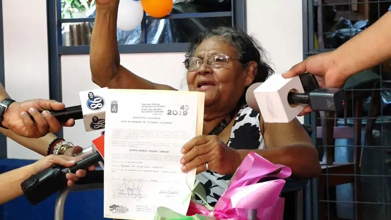 Adulto mayor recibe su vivienda digna 181 en Managua