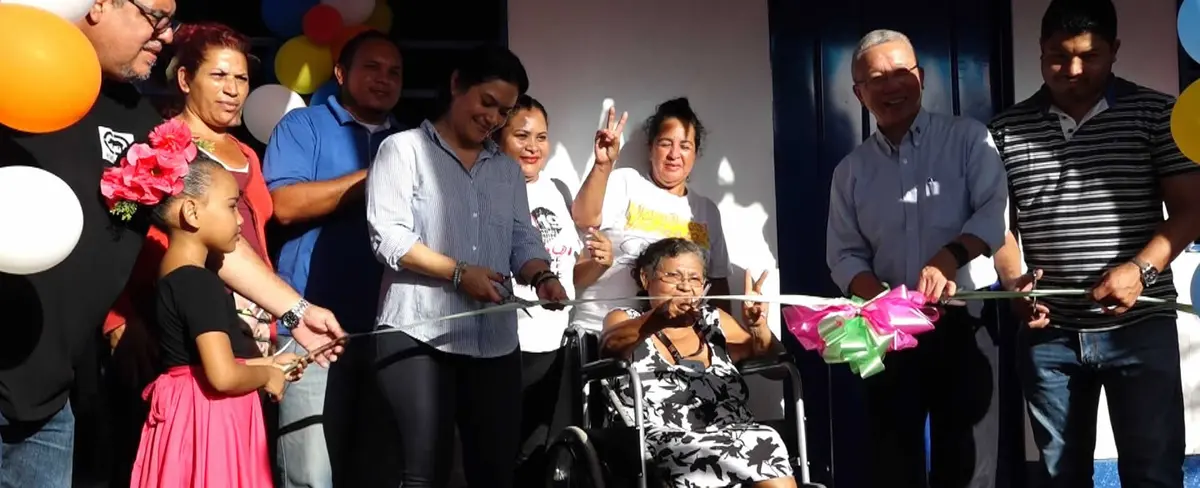 Adulto mayor recibe su vivienda digna 181 en Managua