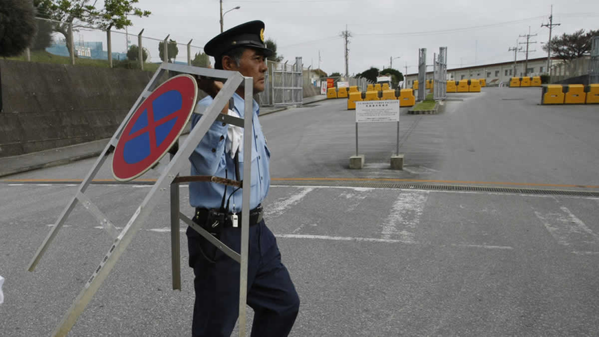 Arrestan a marines estadounidenses por atacar a policía en Japón