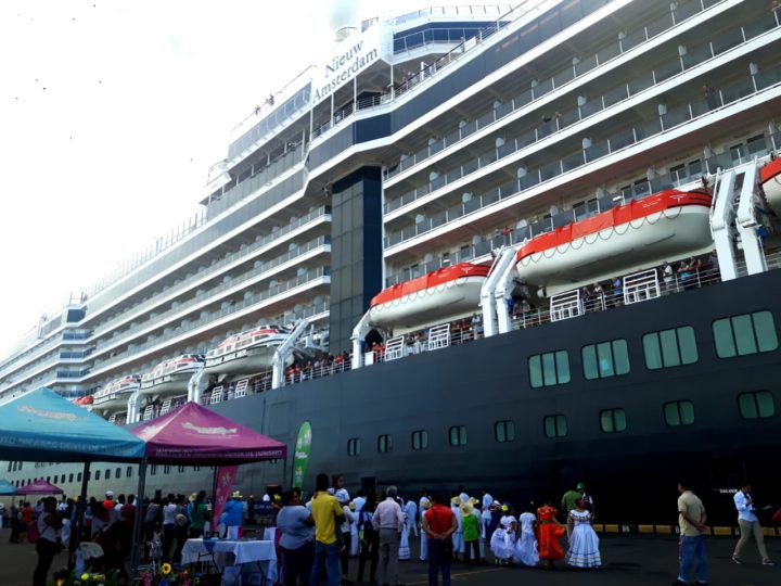 Atraca el Crucero Nieruw Ámsterdam con más de 2 mil tripulantes 