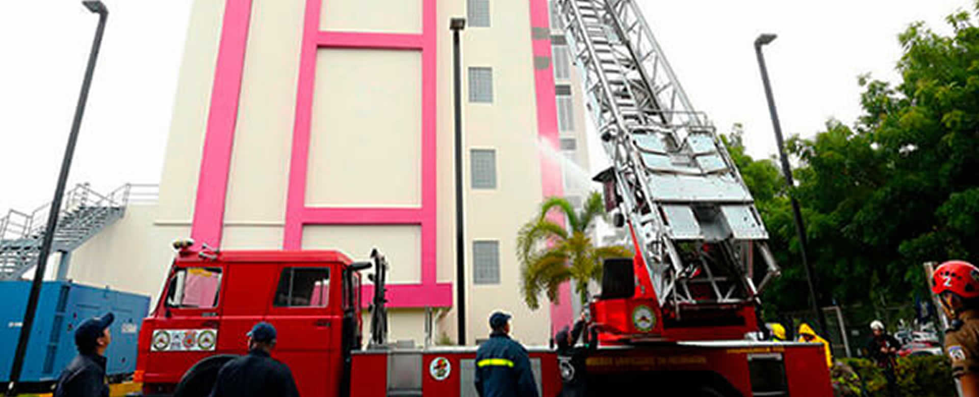 Bomberos realiza prácticas con el camión escalera bomberil