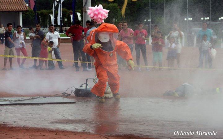 Bomberos realizan demostración contra incendios en el Paseo Xolotlán