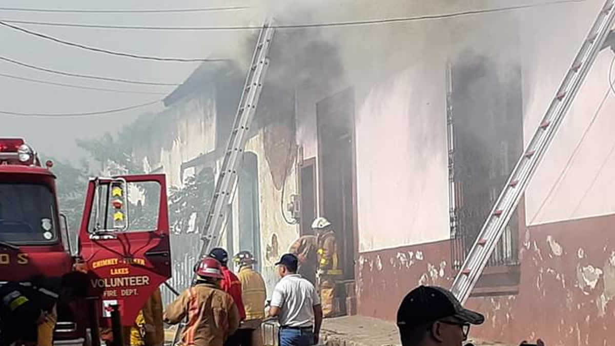 Bomberos unificados evitan propagación de incendio en León