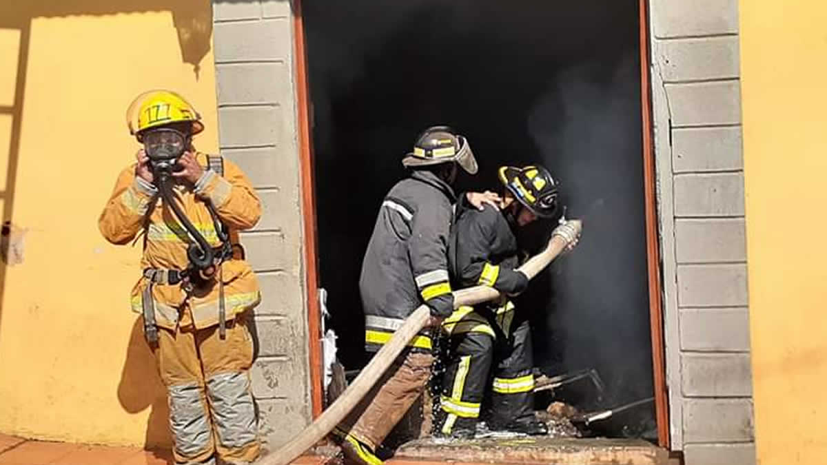 Bomberos unificados evitan propagación de incendio en León 
