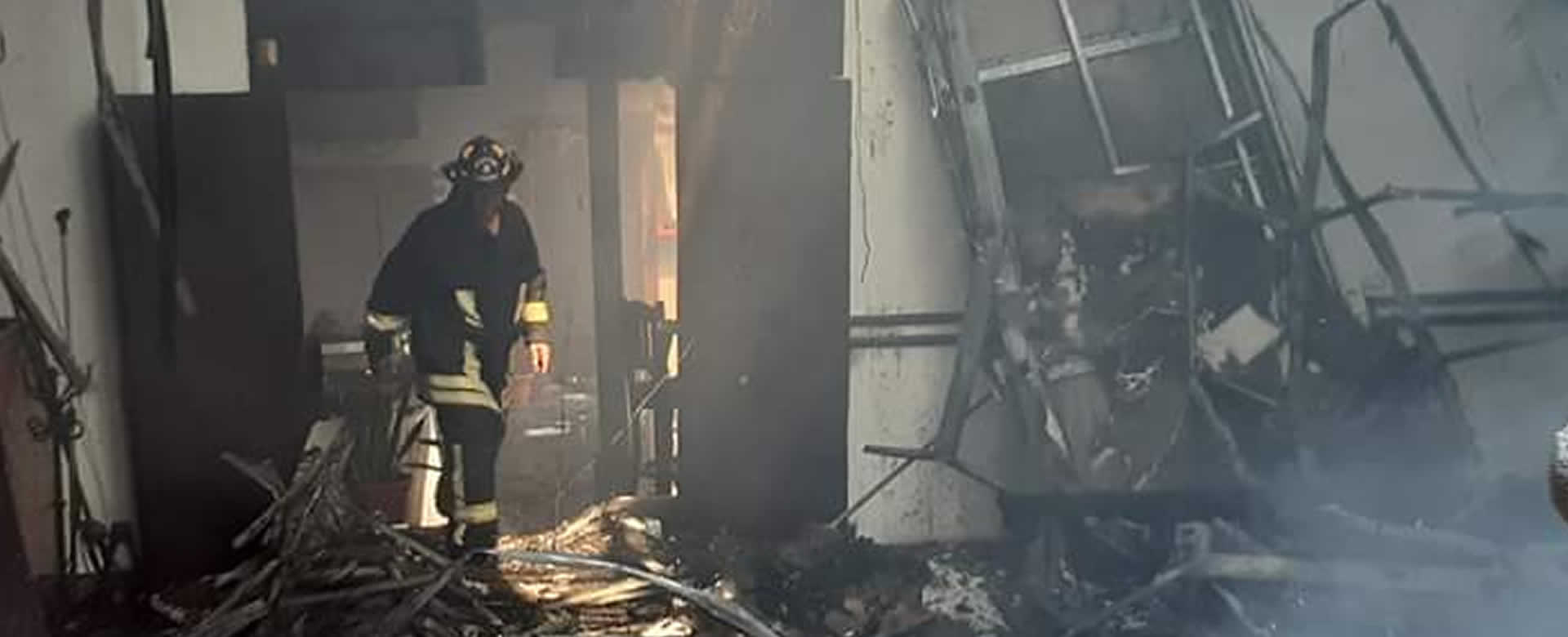 Bomberos unificados evitan propagación de incendio en León
