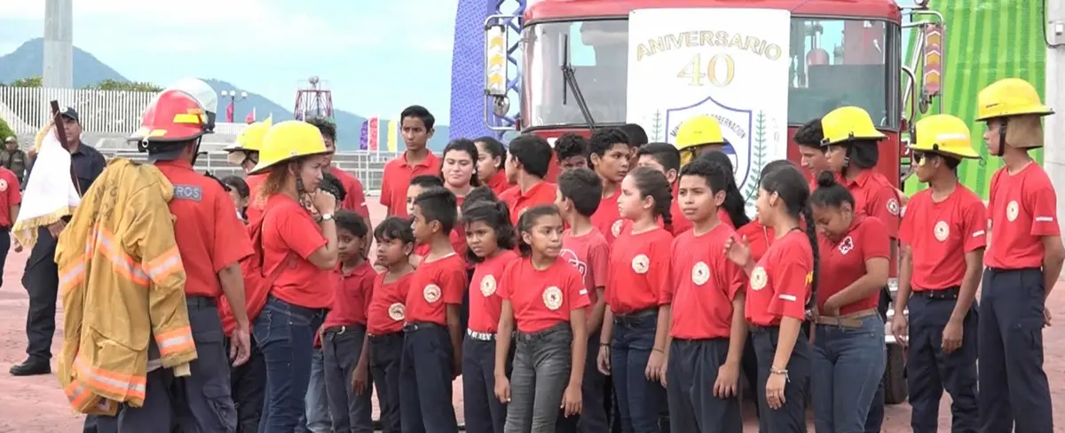 Brigada infantil y mujeres apagafuegos resaltan sus habilidades