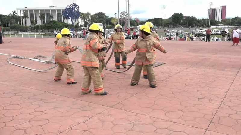 Brigada infantil y mujeres apagafuegos resaltan sus habilidades