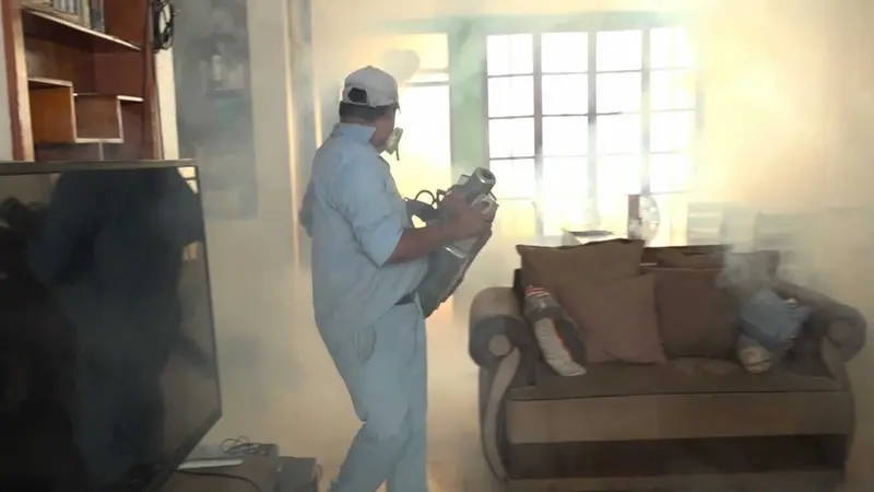 Brigadas de Salud fumigan las viviendas del barrio Altagracia