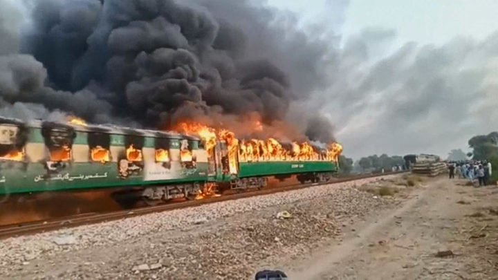 Explosión de un tren en Pakistán deja más de 70 muertos