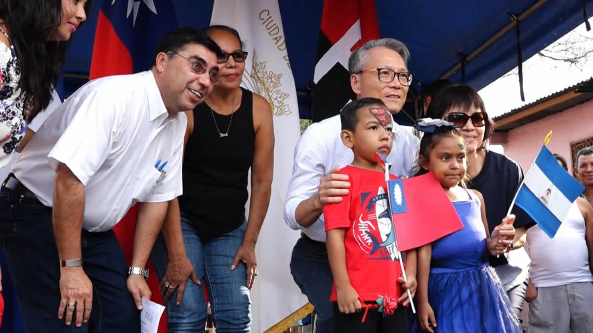 Familia Martínez recibe la vivienda solidaria número 169 en el Distrito III