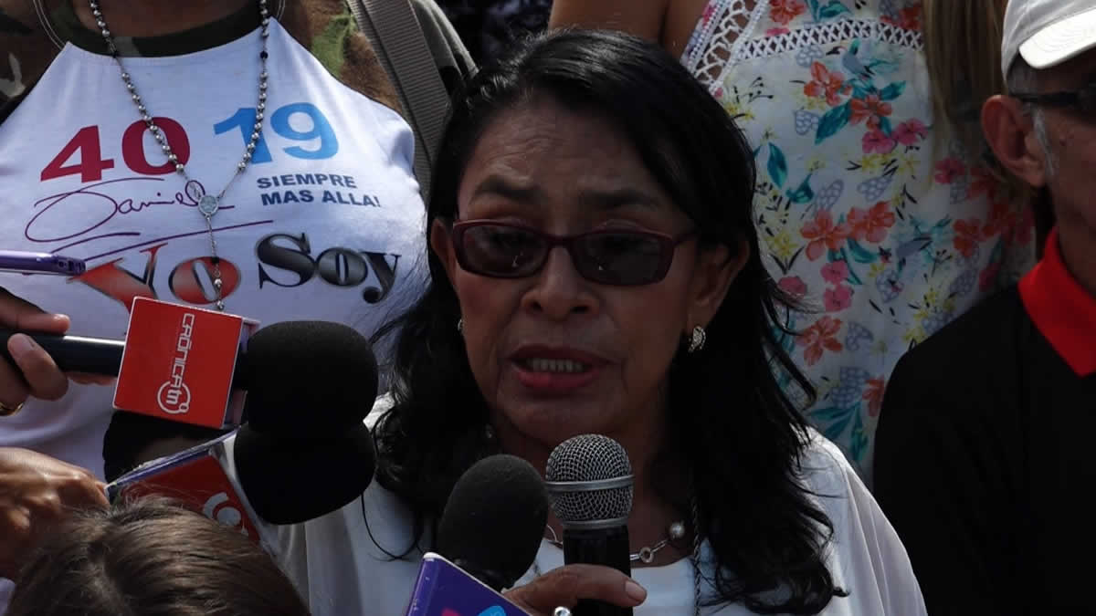 Familia Sandinista depositan ofrendas florales a los héroes de Raití-Bocay
