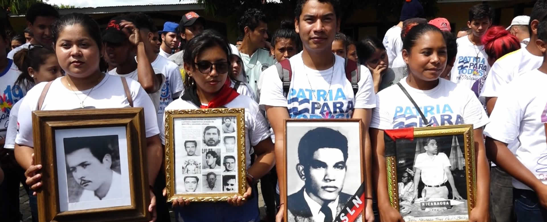 Familia Sandinista depositan ofrendas florales a los héroes de Raití-Bocay