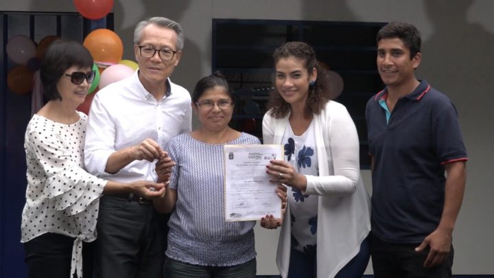 Familia del barrio Los Ángeles cumple su sueño al recibir su vivienda 