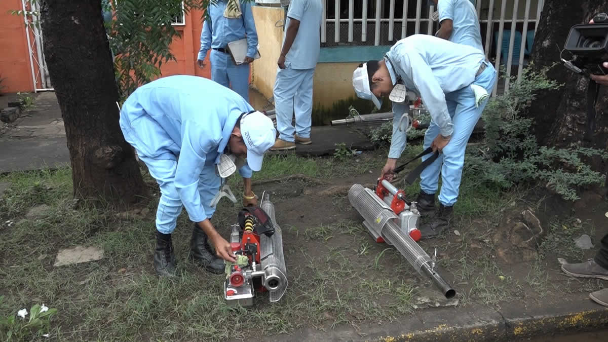 Habitantes del barrio Joaquín Chamorro reciben brigada de fumigación