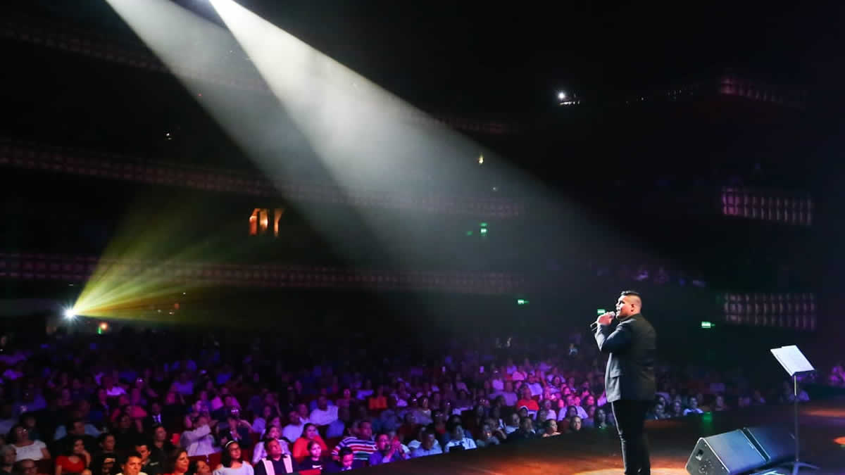 Familias disfrutan del homenaje a José José en el Teatro Rubén Darío