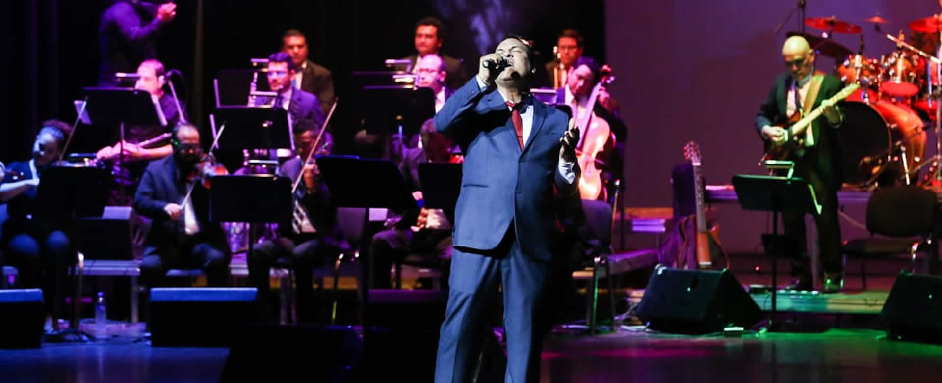 Familias disfrutan del homenaje a José José en el Teatro Rubén Darío