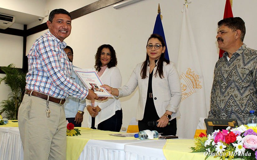 Gobierno de Nicaragua entrega títulos de propiedad a iglesias evangélicas 