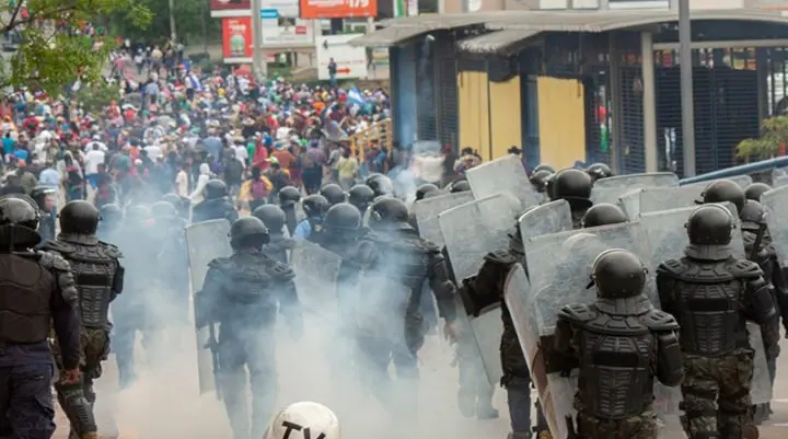 Policía de Honduras reprime a manifestantes que exigen la salida del presidente