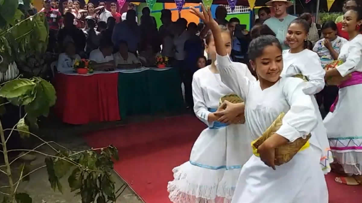 Jinotega: Coronan a la reina departamental del café
