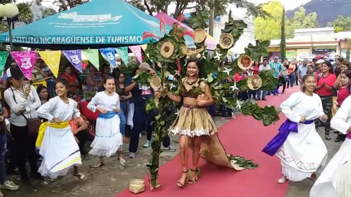 Jinotega: Coronan a la reina departamental del café