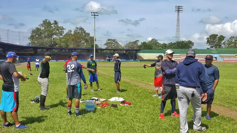 Lanzadores y receptores inician entrenamientos en la Ciudad Universitaria