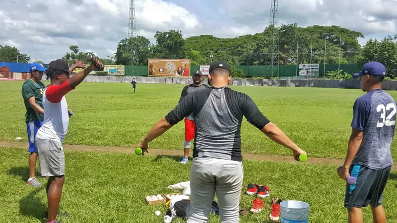 Lanzadores y receptores inician entrenamientos en la Ciudad Universitaria