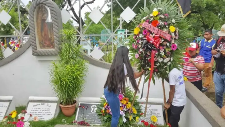 Leoneses homenaje comandante carlos 