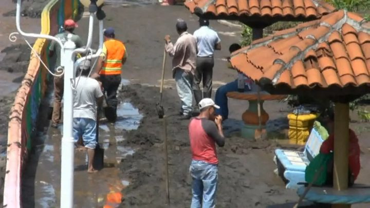 Limpieza en el Malecón de Masachapa tras inundaciones de fuertes lluvias