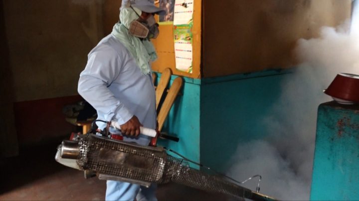 MINSA realiza eliminación de zancudos en el barrio René Cisneros