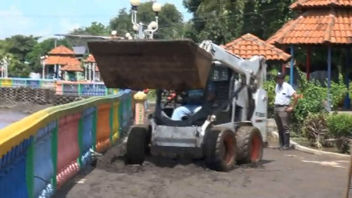 Limpieza en el Malecón de Masachapa tras inundaciones de fuertes lluvias 