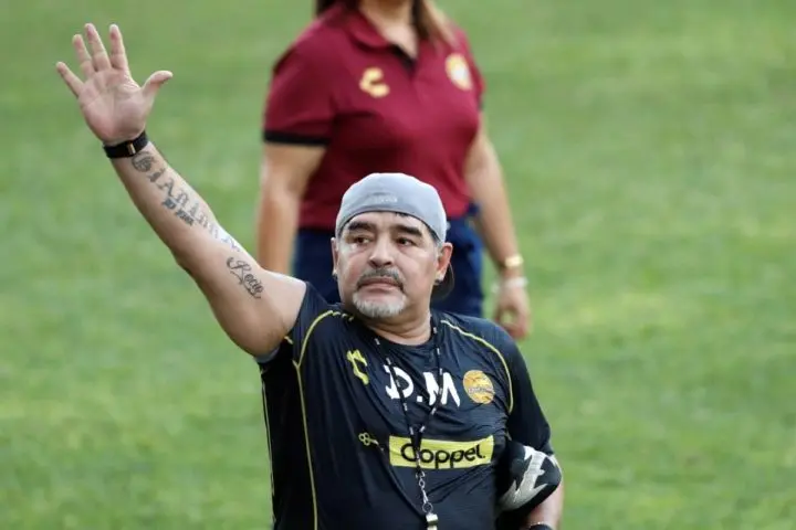 Maradona felicita a Evo Morales por su victoria en los comicios