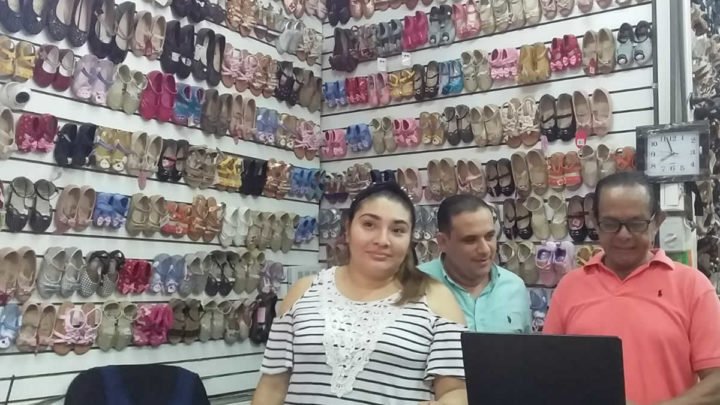 Los comerciantes del Mercado Iván Montenegro continúan con la Feria de Descuentos ofreciendo todo para la navidad a las familias nicaragüenses.