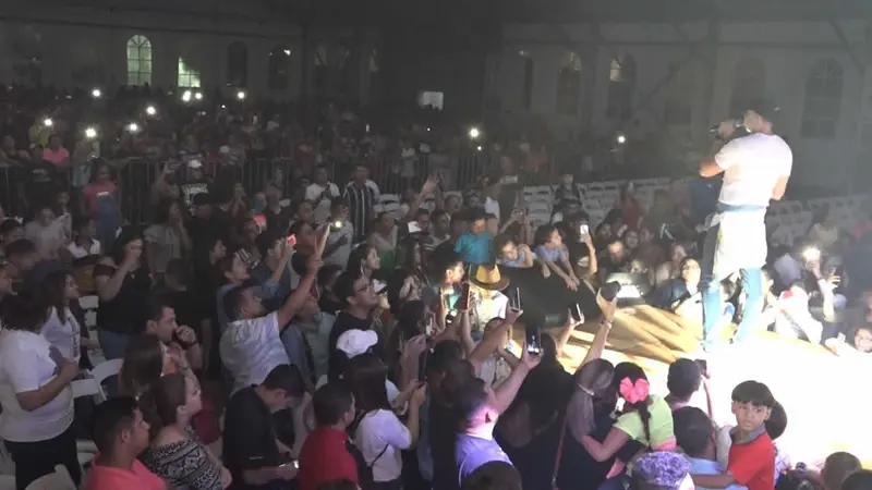 Miles de cristianos disfrutan del concierto de Alex Zurdo