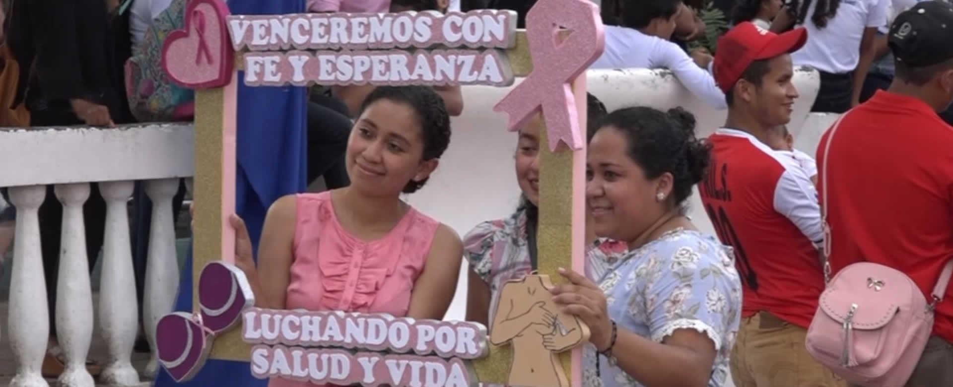 Mujeres boaqueñas caminan en saludo a la lucha contra el cáncer de mama