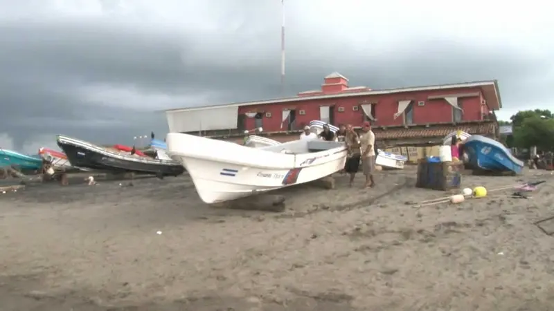 Pescadores suspenden la faena a causa de la onda tropical numero 44