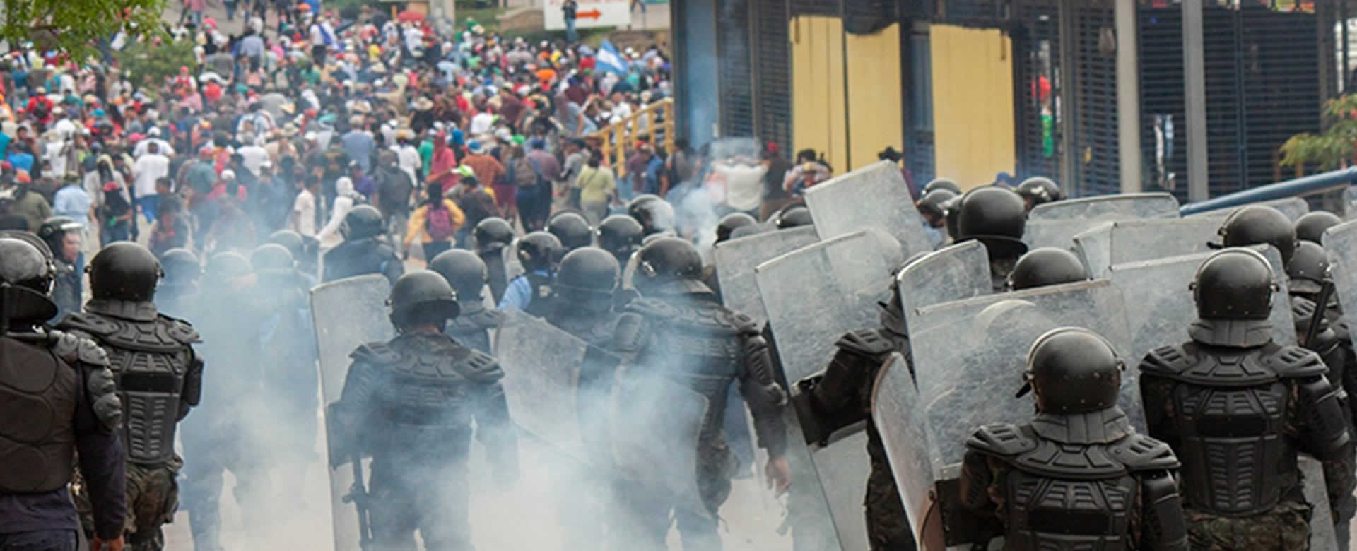 Policía de Honduras reprime a manifestantes que exigen la salida del presidente
