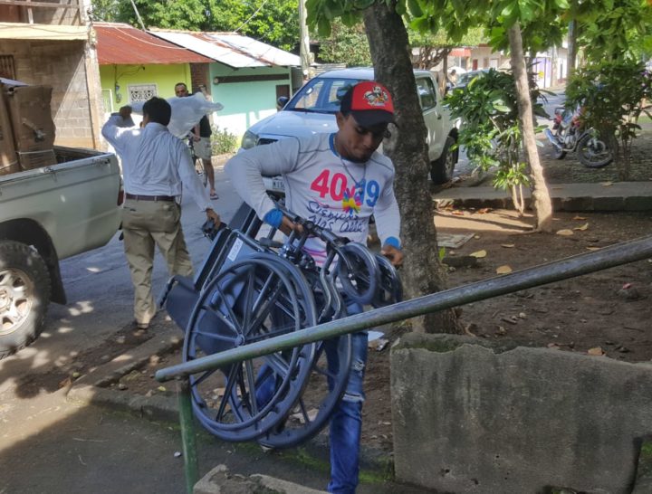 Entregan sillas de rueda a personas con discapacidad de Managua