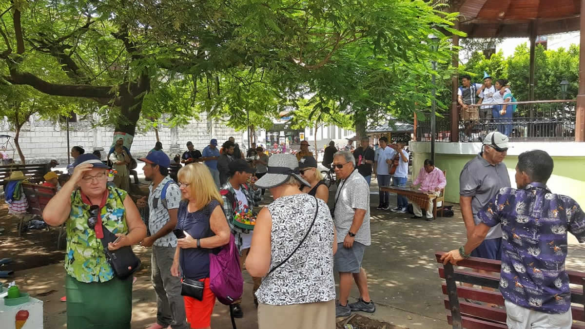 Turista extranjeros del Crucero Volendam visitan la Ciudad de León