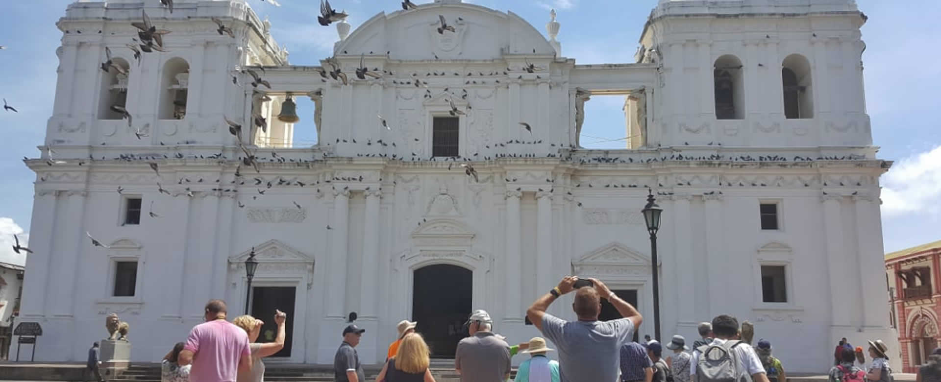 Turista extranjeros del Crucero Volendam visitan la Ciudad de León