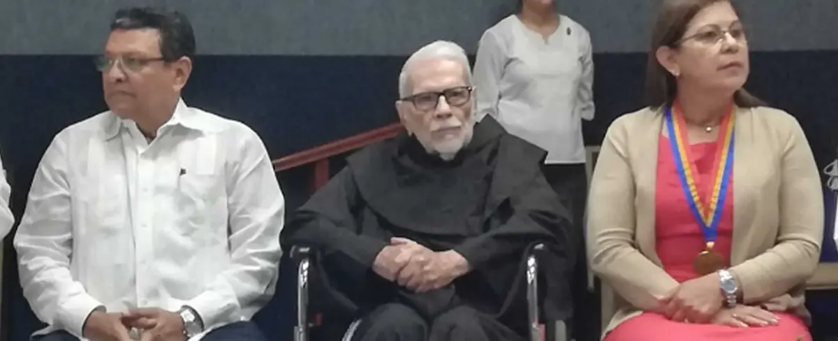 UNAN entrega título de Doctor Honoris Causa al Padre Uriel Molina
