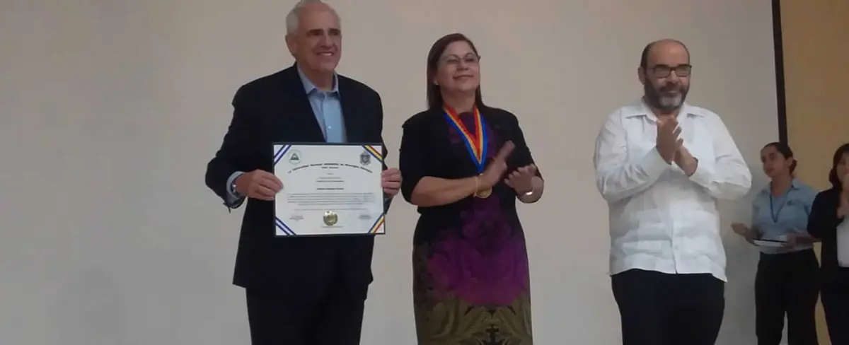 UNAN-Managua entrega distinción al expresidente de Colombia