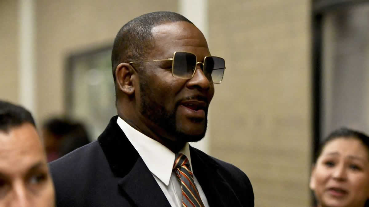 Una infección en un dedo evita que R. Kelly falte a su audiencia