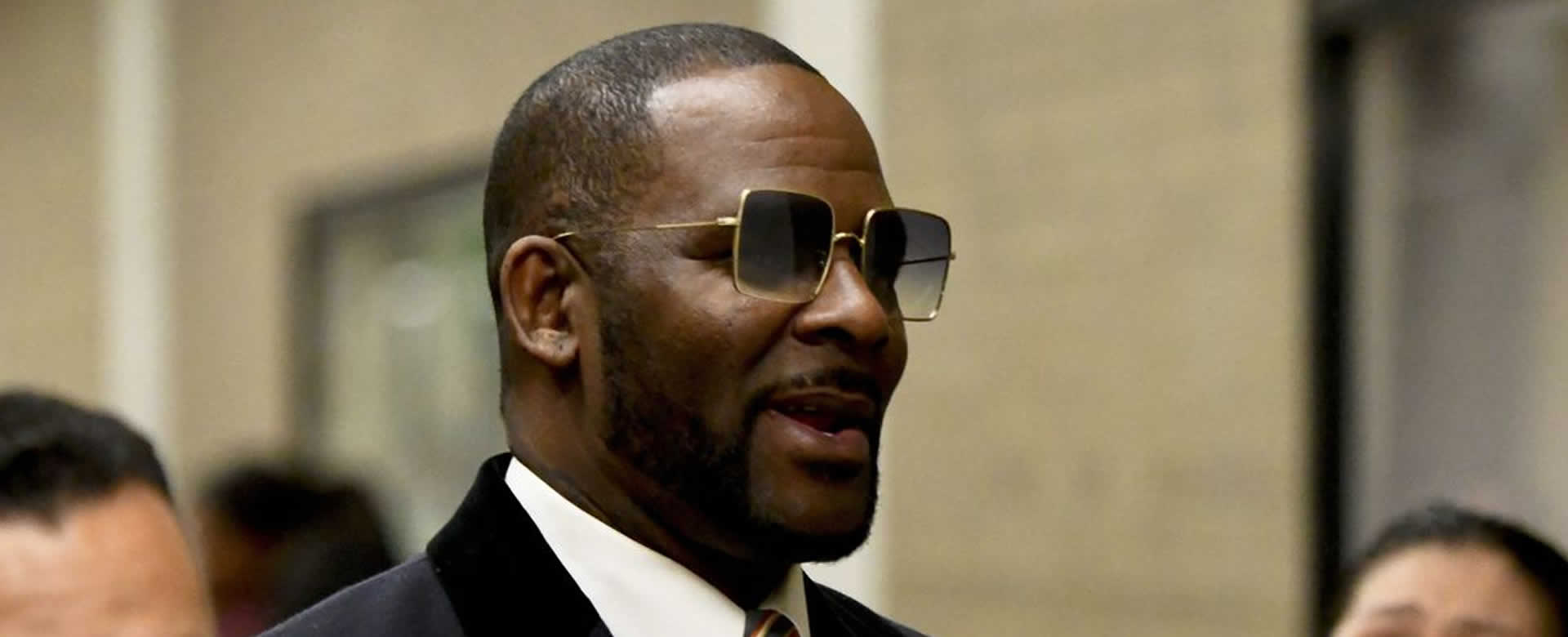 Una infección en un dedo evita que R. Kelly falte a su audiencia
