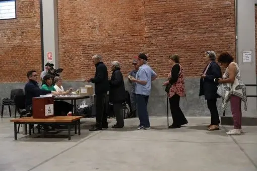 Uruguayos asisten este domingo a los comicios presidenciales