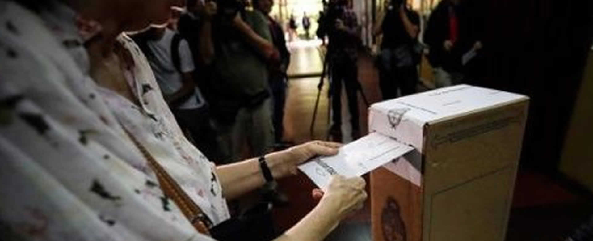 Miles de argentinos salen a votar en medio de crisis económica