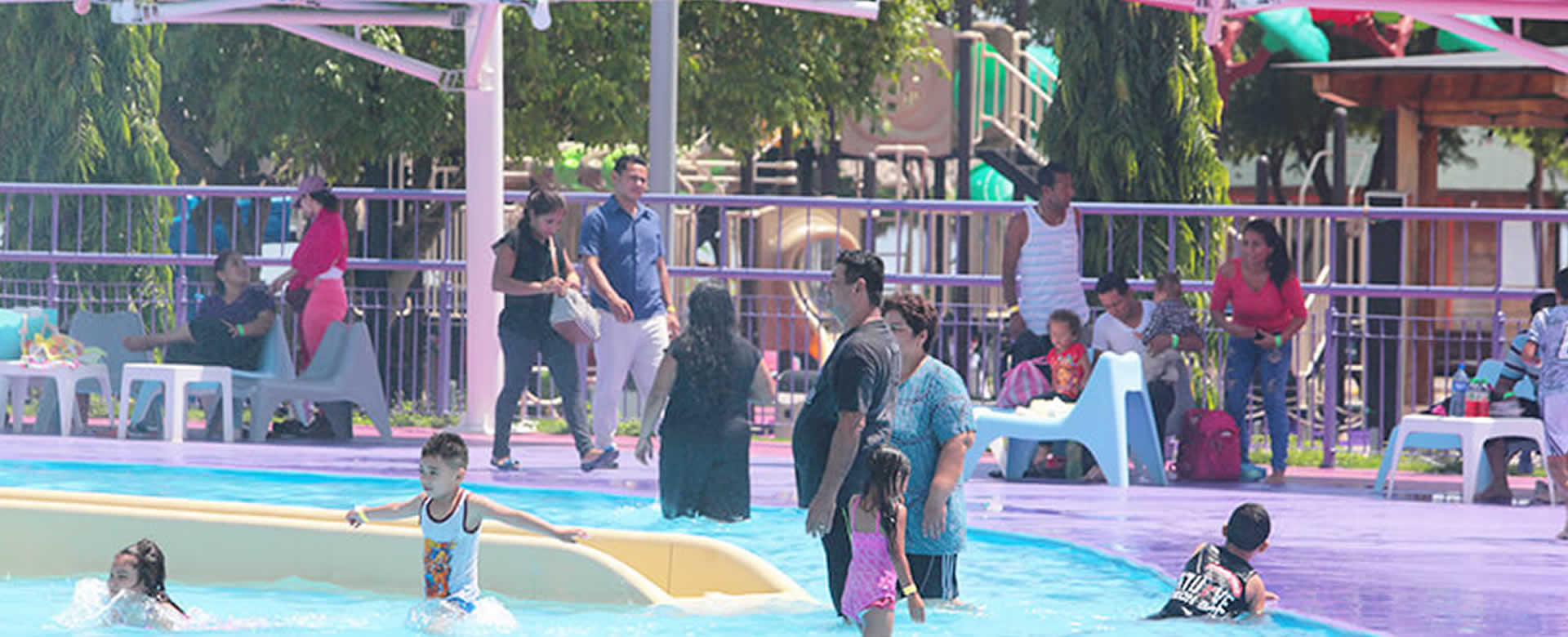 Familias capitalinas despiden su fin de semana en el Parque Acuático