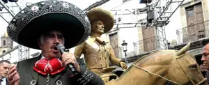 "Chente" devela estatua de su persona y las redes explotan con críticas