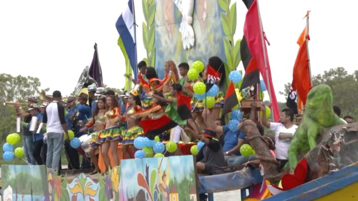 emprendedores carnaval acuático río