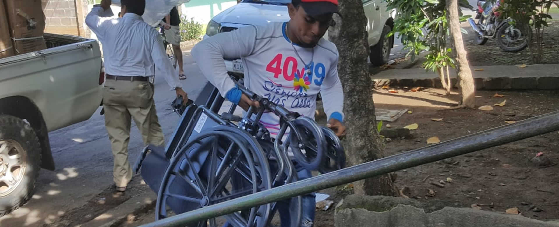 Entregan sillas de ruedas a personas con discapacidad de Managua